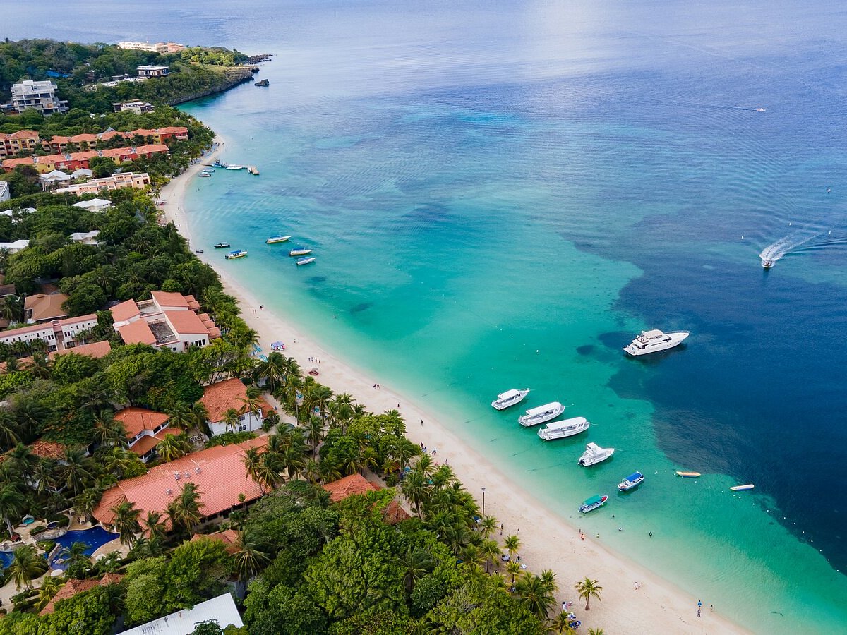 West Bay Beach in Roatán, with turquoise water and tropical greenery